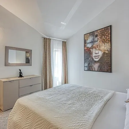 Sara Luxury In City Center Porec Exterior photo